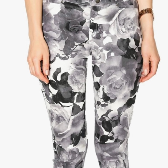 HUE Ladies Gray/White Floral Leggings/Jeggings - Size Large. - Picture 3 of 15